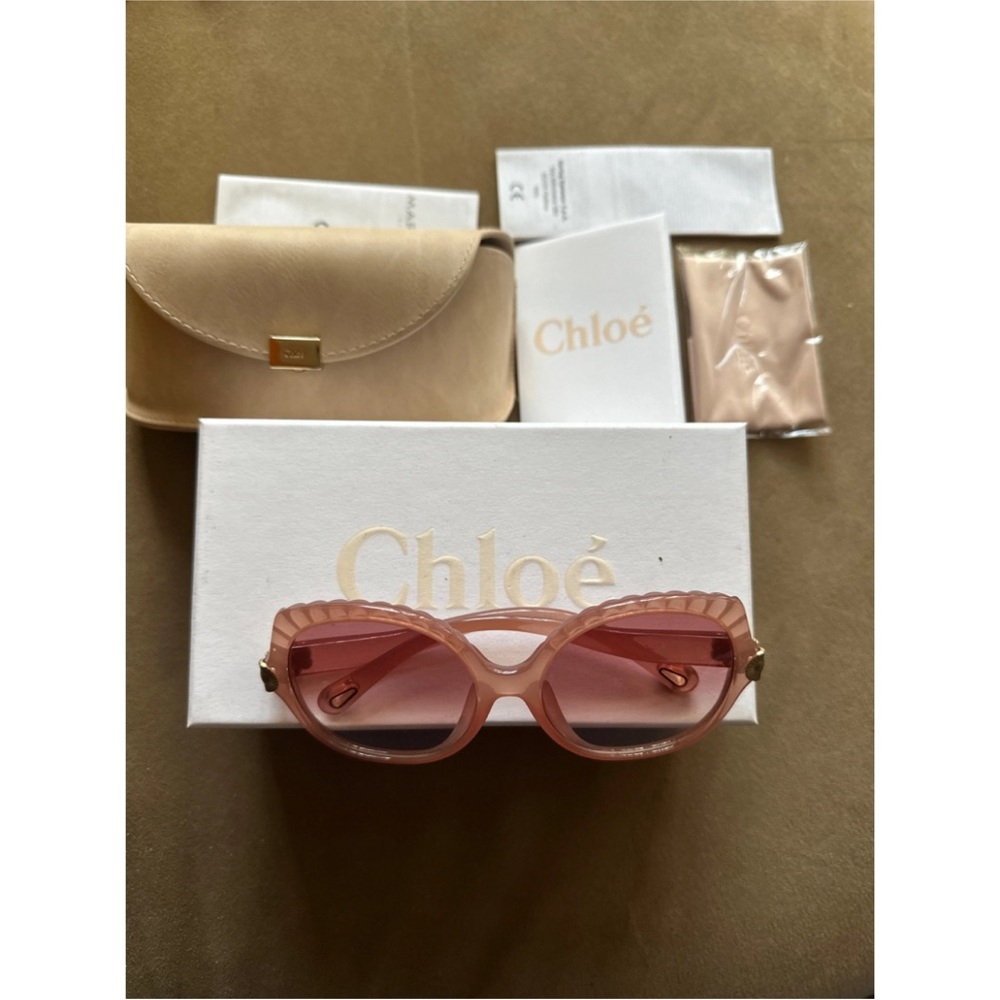 Oversized Chloe sunglasses.